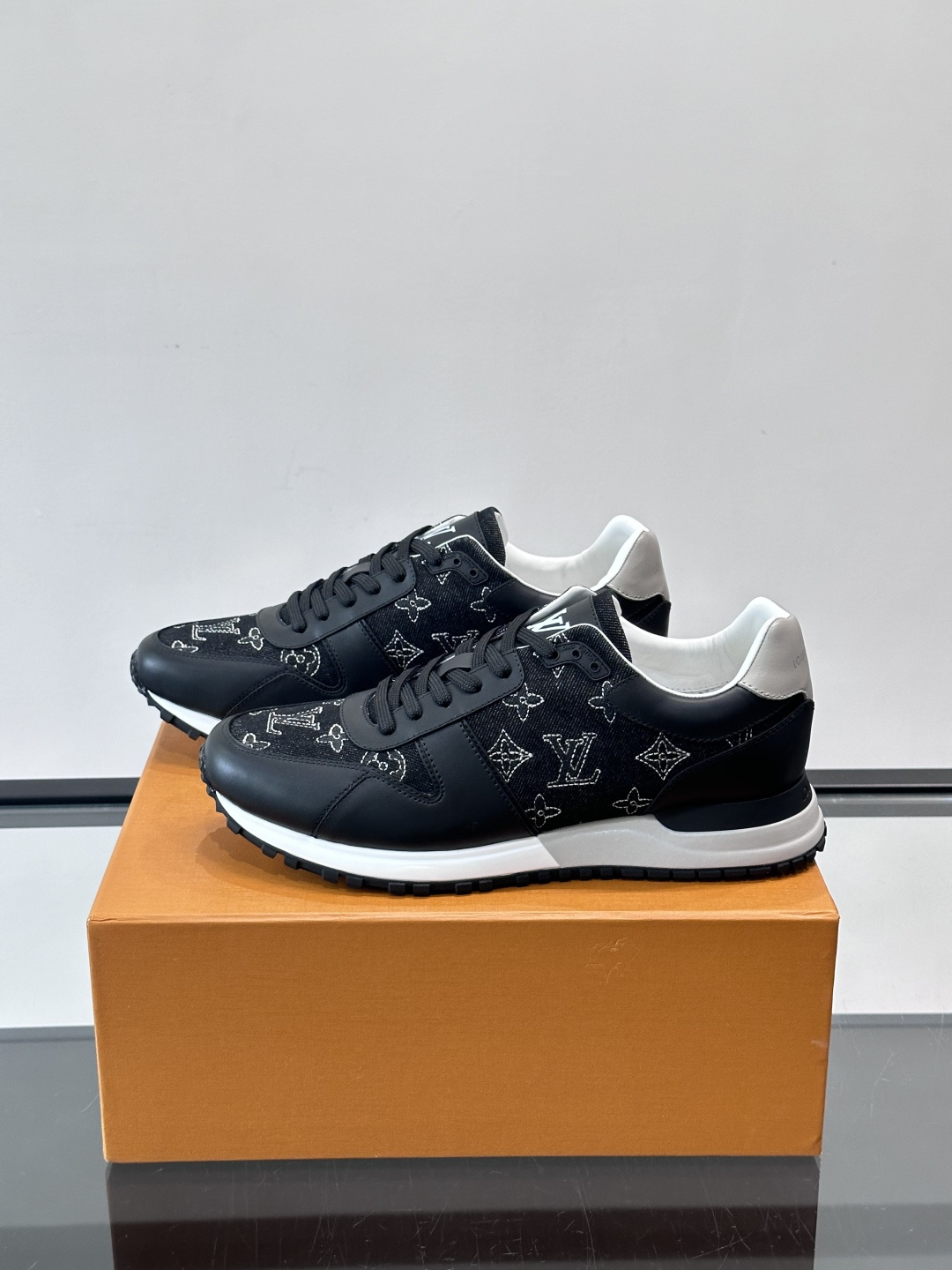 LV Run Away男士运动鞋，牛仔布+小牛皮拼接，经Monogram图案，深蓝白配色超百搭！橡胶鞋底