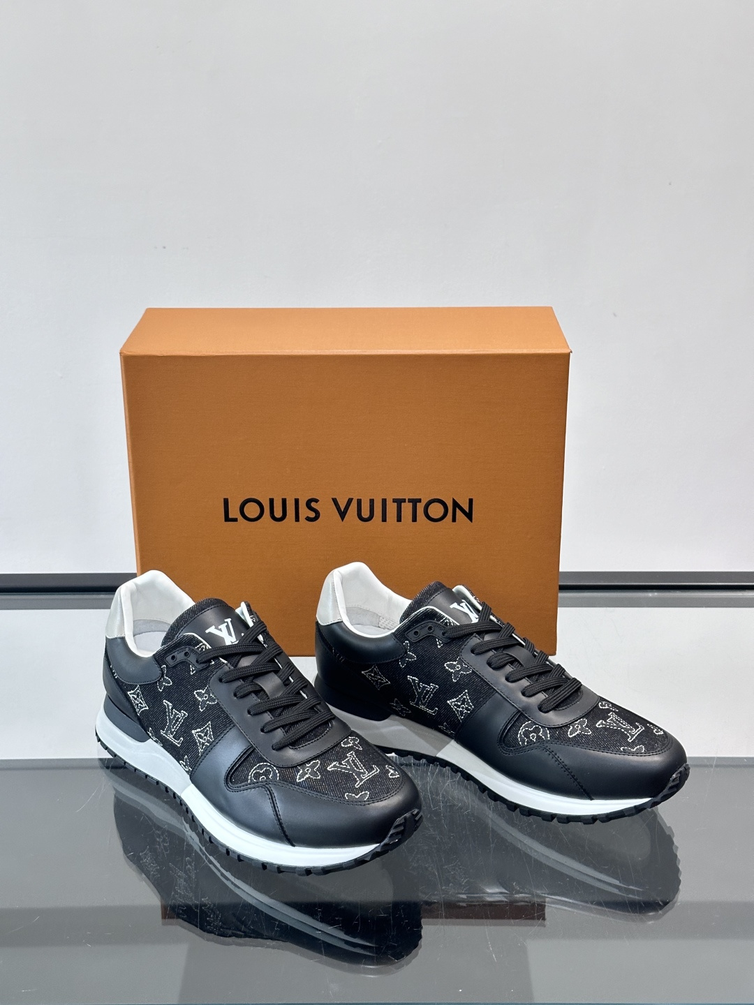 LV Run Away男士运动鞋，牛仔布+小牛皮拼接，经Monogram图案，深蓝白配色超百搭！橡胶鞋底