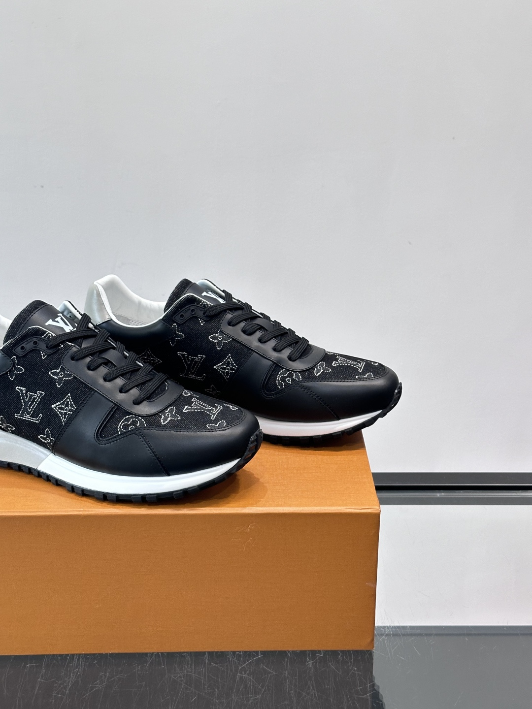 LV Run Away男士运动鞋，牛仔布+小牛皮拼接，经Monogram图案，深蓝白配色超百搭！橡胶鞋底