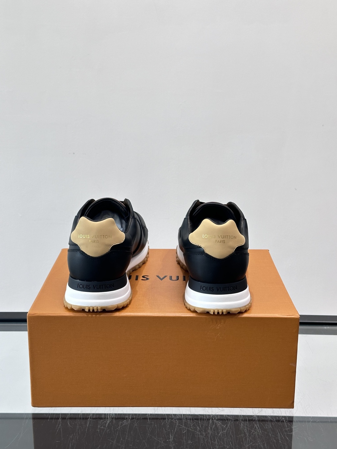 LV Run Away男士运动鞋，小牛皮面料。经Monogram图案，深蓝白配色超百搭！橡胶鞋底抓地力强