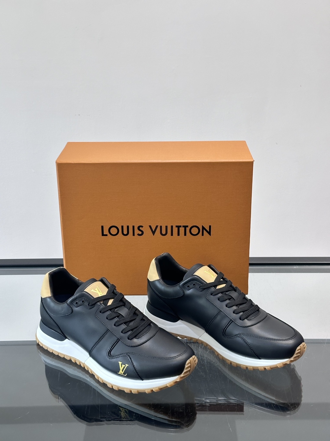 LV Run Away男士运动鞋，小牛皮面料。经Monogram图案，深蓝白配色超百搭！橡胶鞋底抓地力强