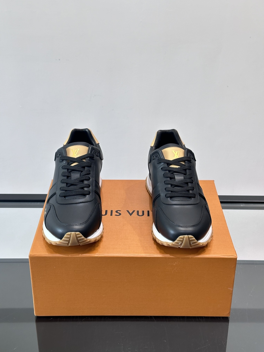 LV Run Away男士运动鞋，小牛皮面料。经Monogram图案，深蓝白配色超百搭！橡胶鞋底抓地力强