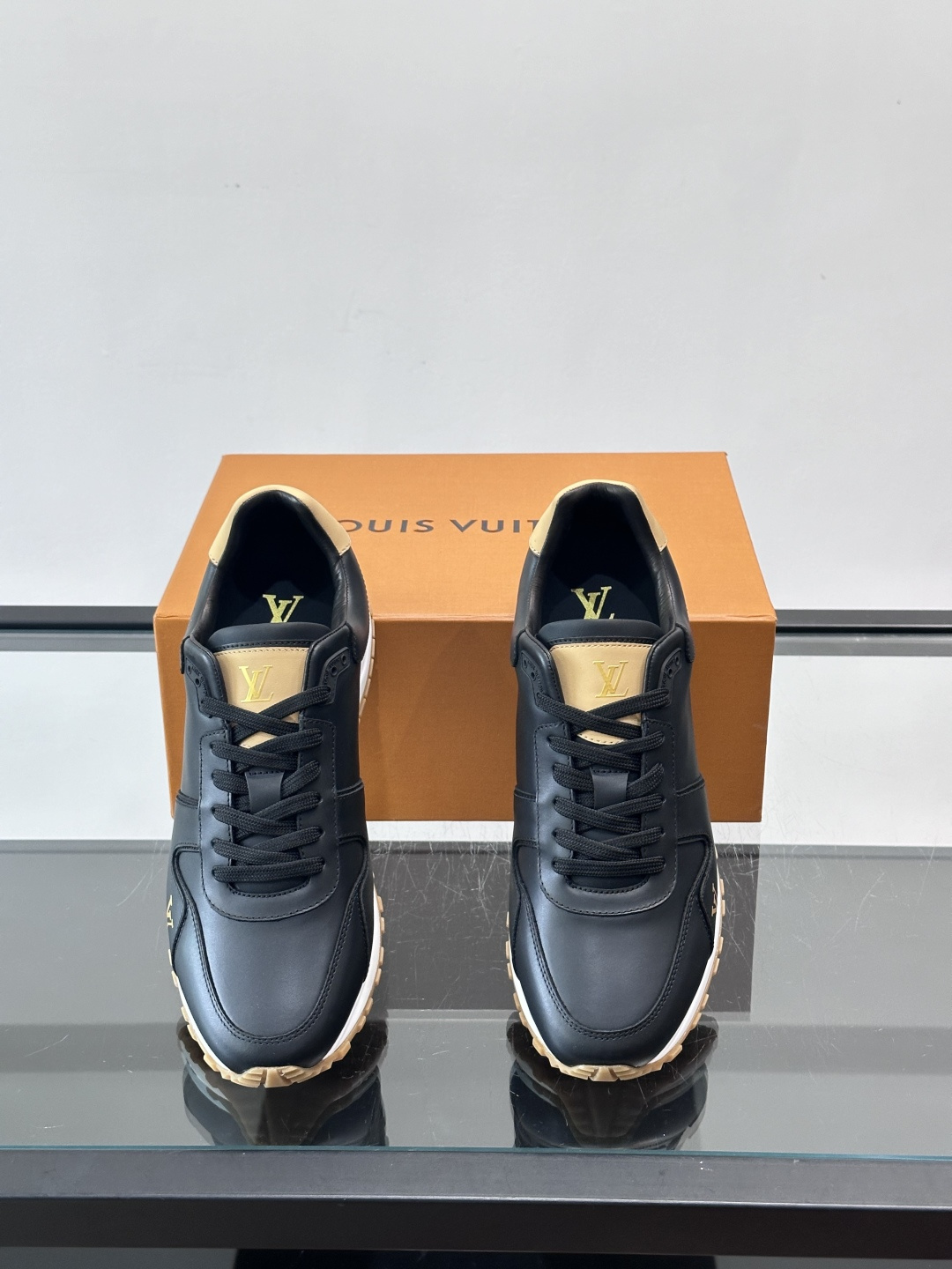 LV Run Away男士运动鞋，小牛皮面料。经Monogram图案，深蓝白配色超百搭！橡胶鞋底抓地力强