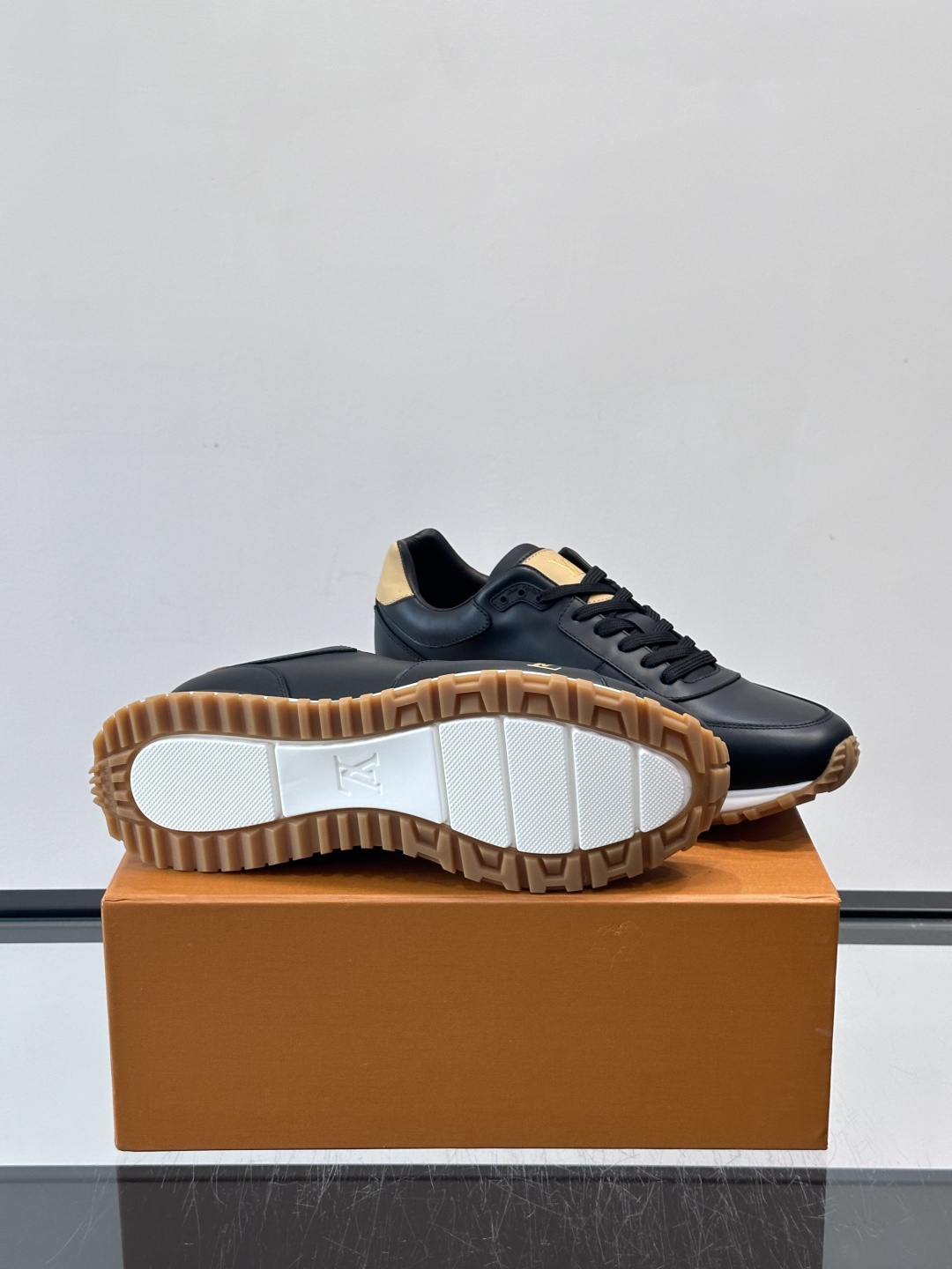 LV Run Away男士运动鞋，小牛皮面料。经Monogram图案，深蓝白配色超百搭！橡胶鞋底抓地力强