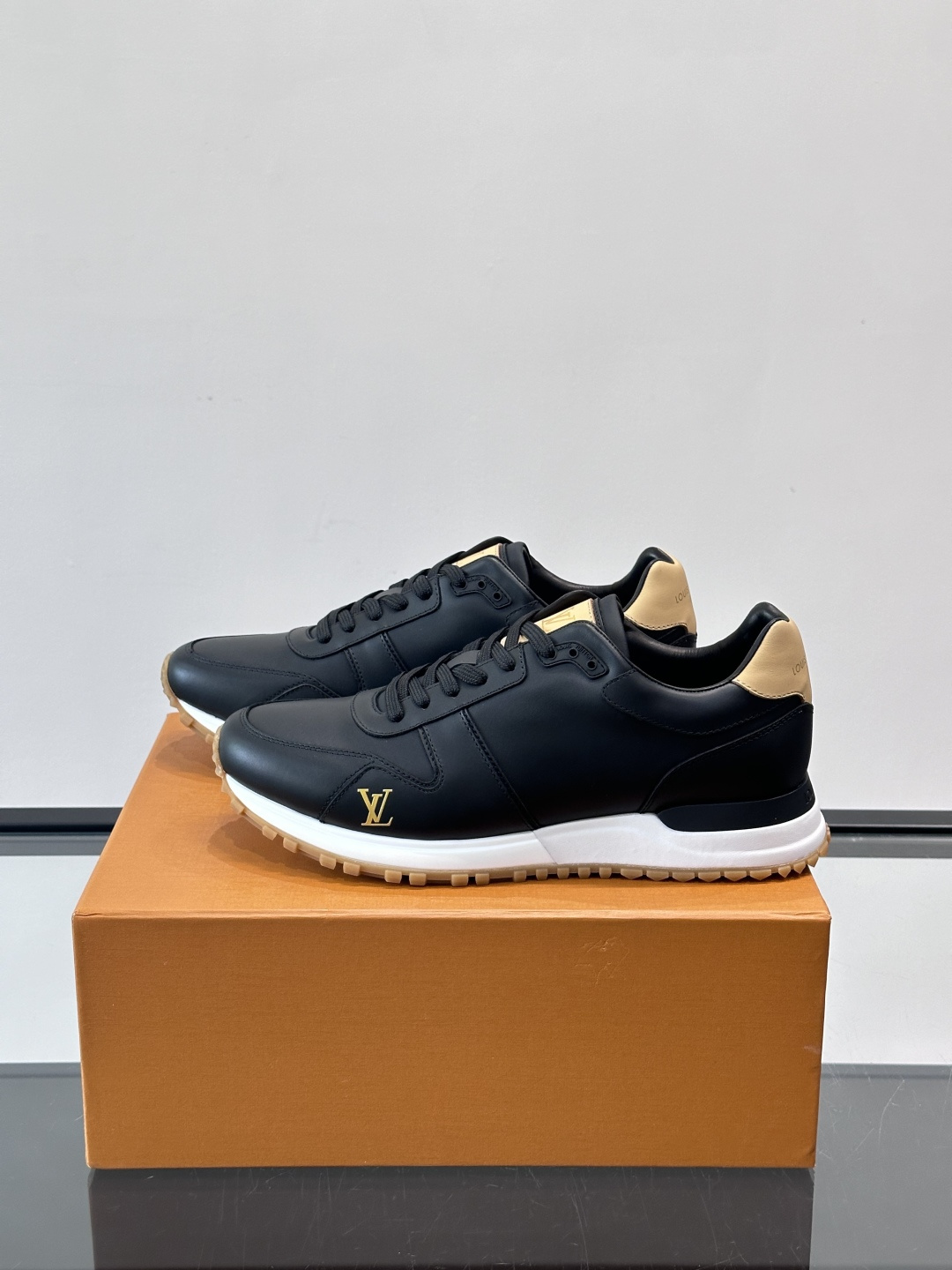 LV Run Away男士运动鞋，小牛皮面料。经Monogram图案，深蓝白配色超百搭！橡胶鞋底抓地力强