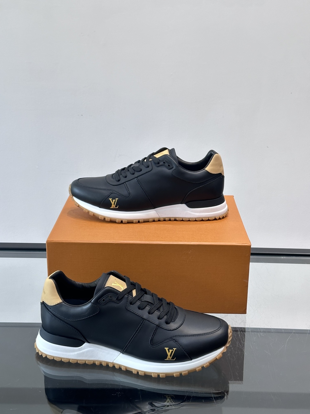 LV Run Away男士运动鞋，小牛皮面料。经Monogram图案，深蓝白配色超百搭！橡胶鞋底抓地力强