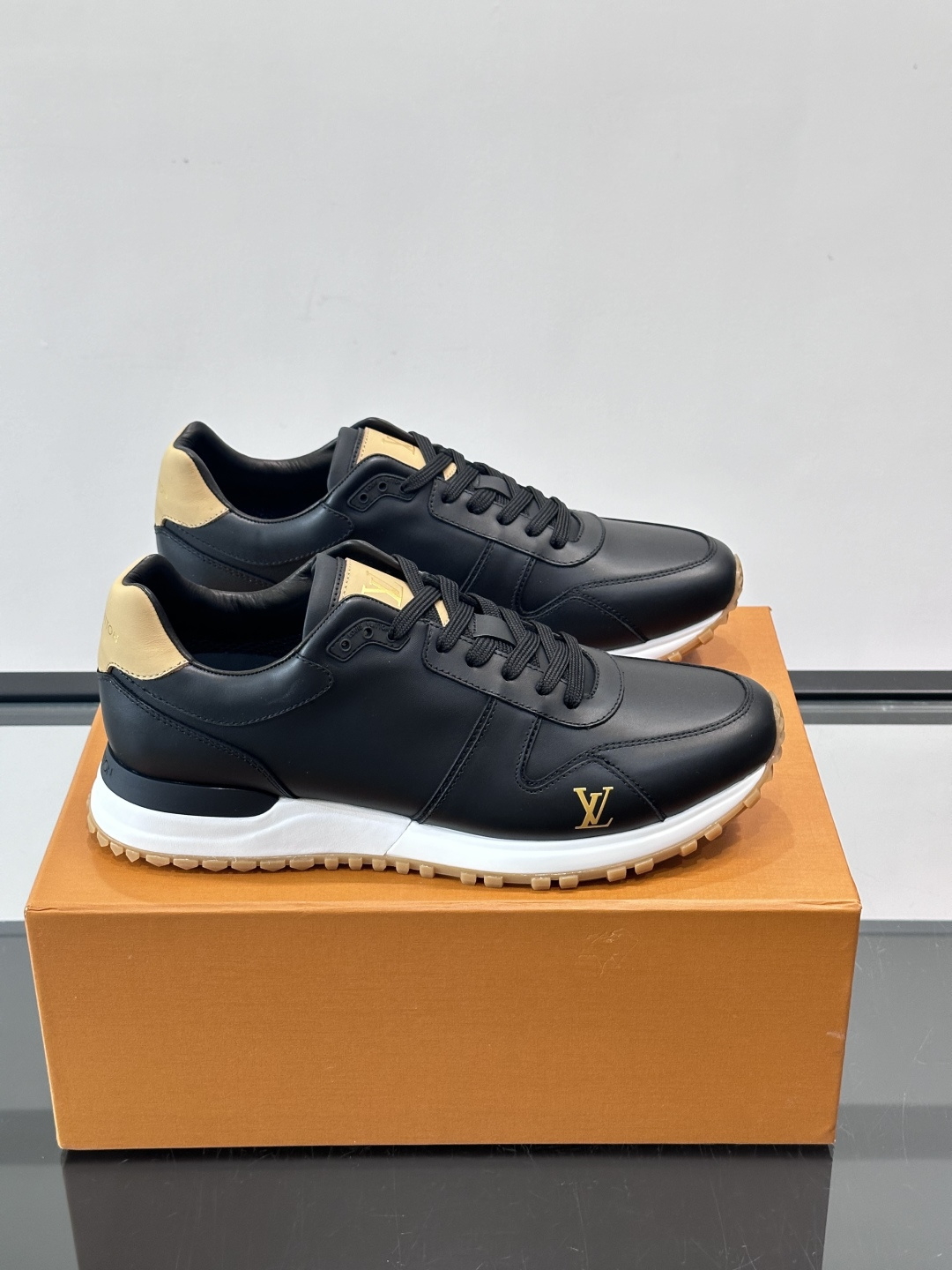 LV Run Away男士运动鞋，小牛皮面料。经Monogram图案，深蓝白配色超百搭！橡胶鞋底抓地力强