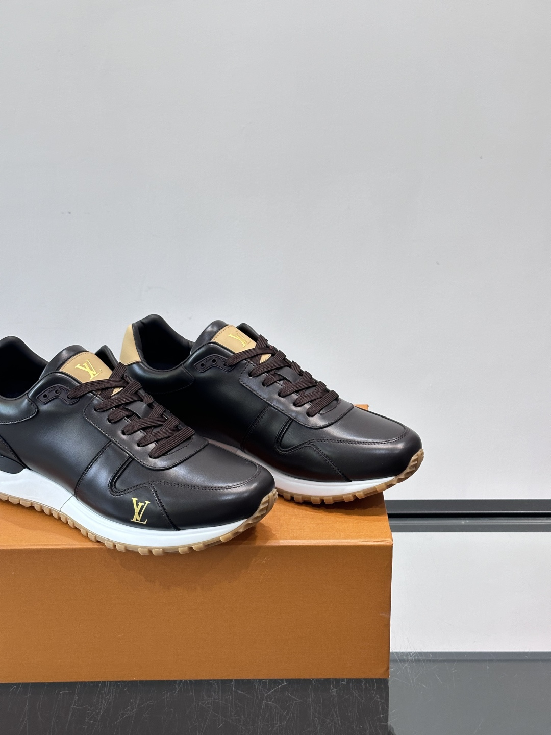 LV Run Away男士运动鞋，小牛皮面料。经Monogram图案，深蓝白配色超百搭！橡胶鞋底抓地力强