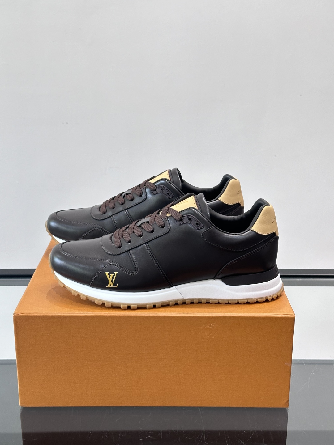 LV Run Away男士运动鞋，小牛皮面料。经Monogram图案，深蓝白配色超百搭！橡胶鞋底抓地力强