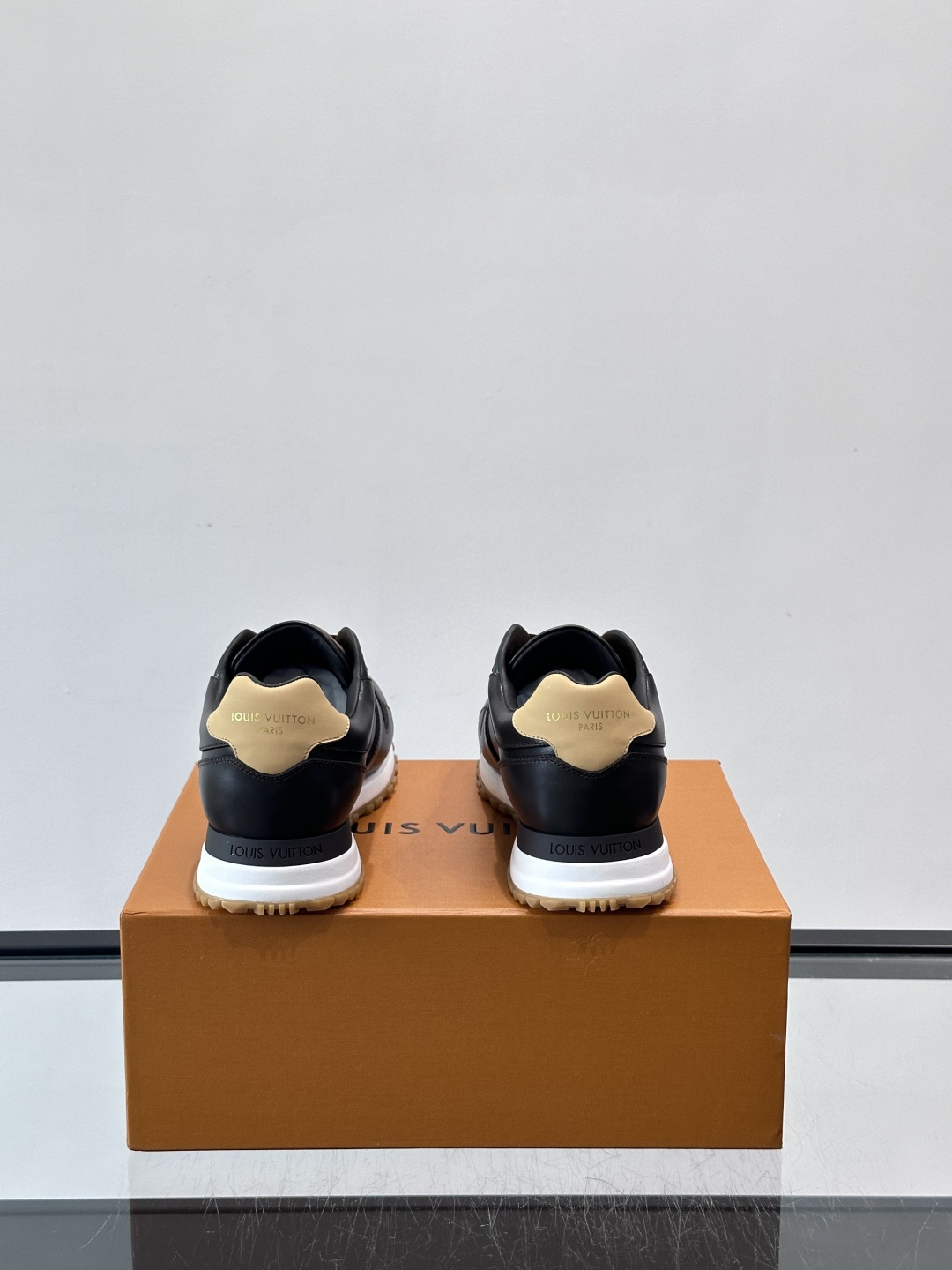 LV Run Away男士运动鞋，小牛皮面料。经Monogram图案，深蓝白配色超百搭！橡胶鞋底抓地力强