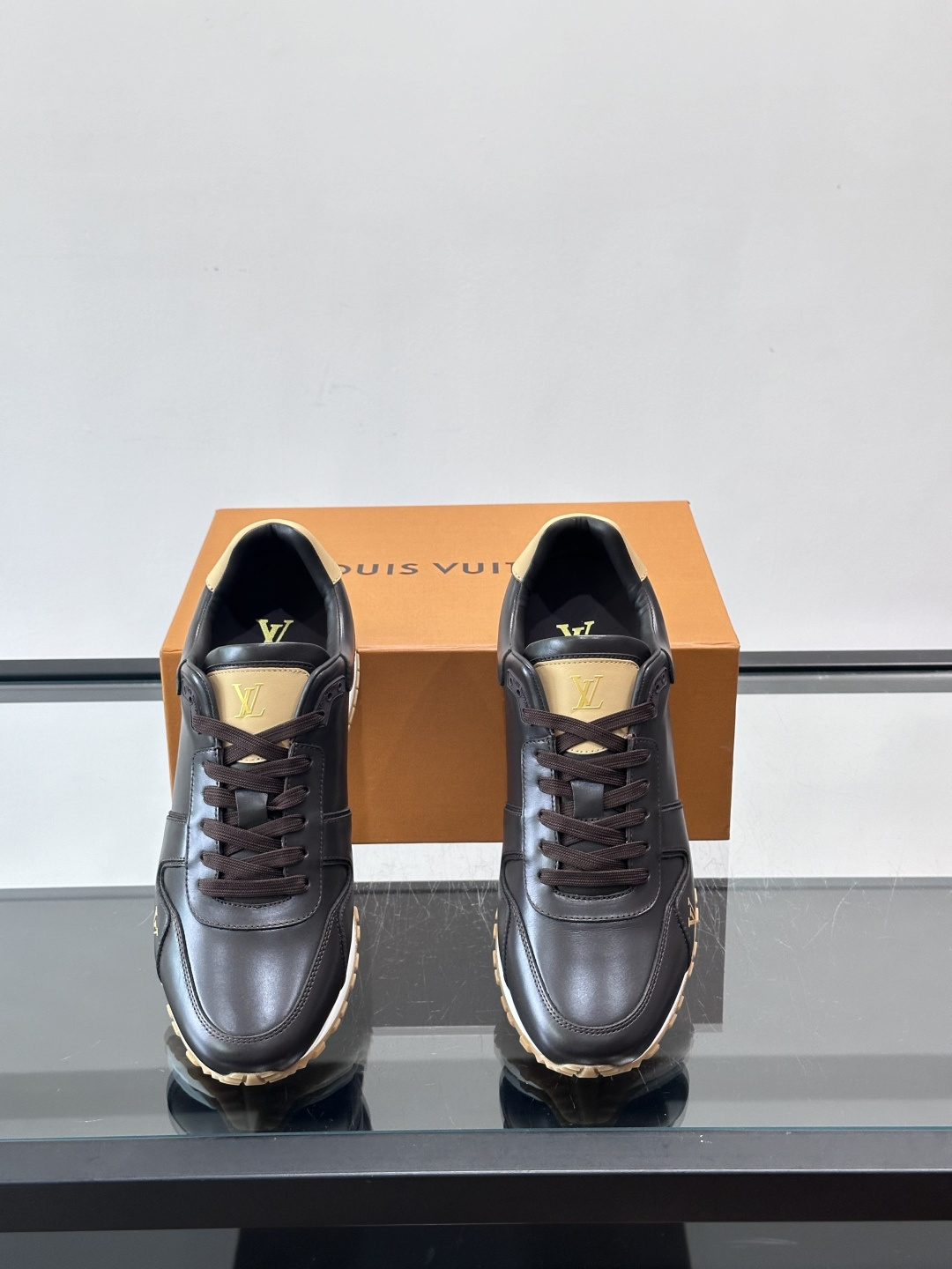 LV Run Away男士运动鞋，小牛皮面料。经Monogram图案，深蓝白配色超百搭！橡胶鞋底抓地力强