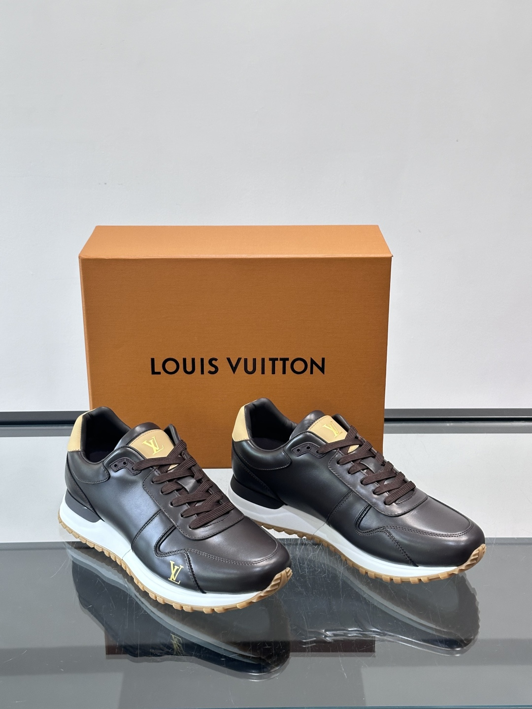 LV Run Away男士运动鞋，小牛皮面料。经Monogram图案，深蓝白配色超百搭！橡胶鞋底抓地力强