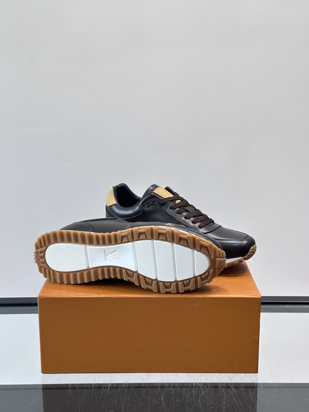 LV Run Away男士运动鞋，小牛皮面料。经Monogram图案，深蓝白配色超百搭！橡胶鞋底抓地力强