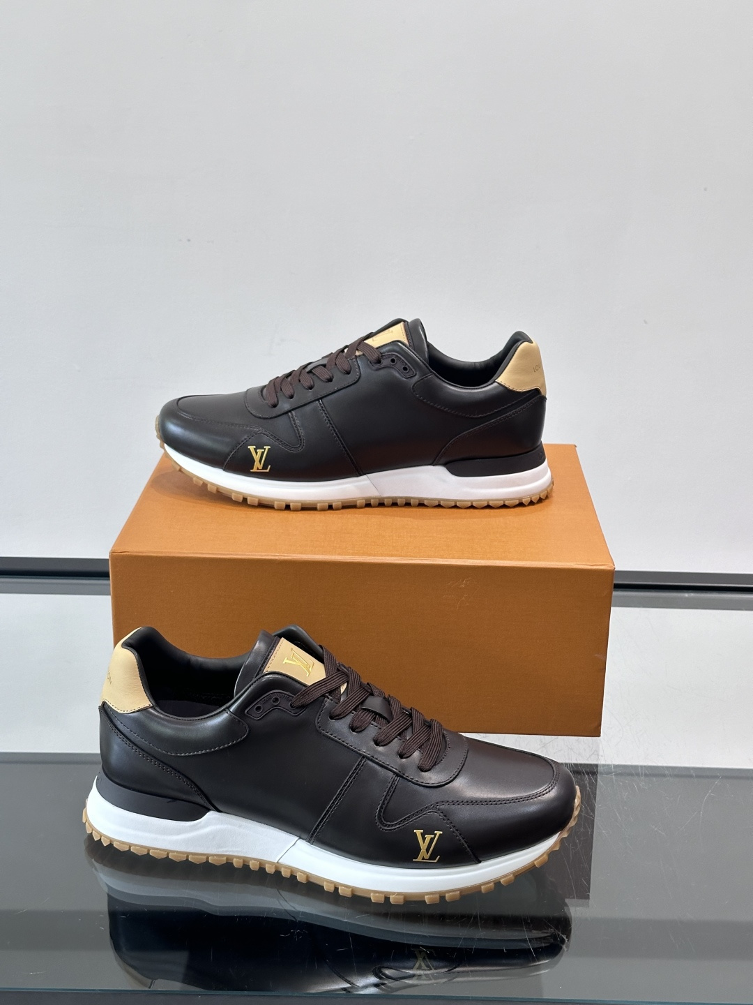 LV Run Away男士运动鞋，小牛皮面料。经Monogram图案，深蓝白配色超百搭！橡胶鞋底抓地力强