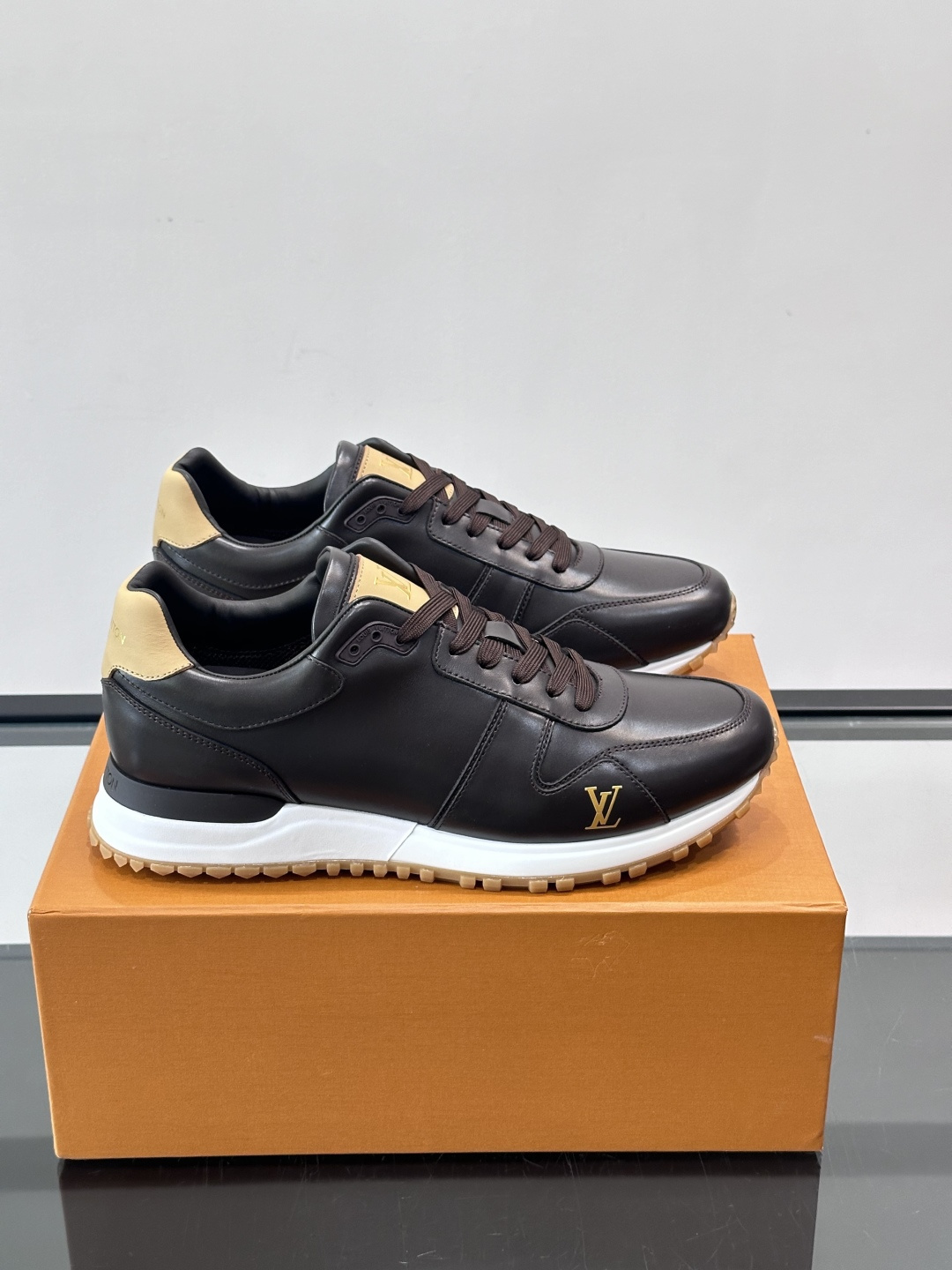 LV Run Away男士运动鞋，小牛皮面料。经Monogram图案，深蓝白配色超百搭！橡胶鞋底抓地力强