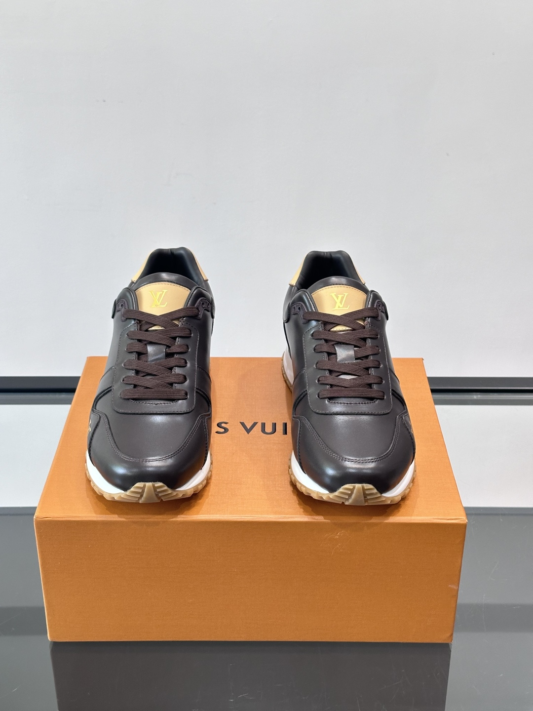 LV Run Away男士运动鞋，小牛皮面料。经Monogram图案，深蓝白配色超百搭！橡胶鞋底抓地力强