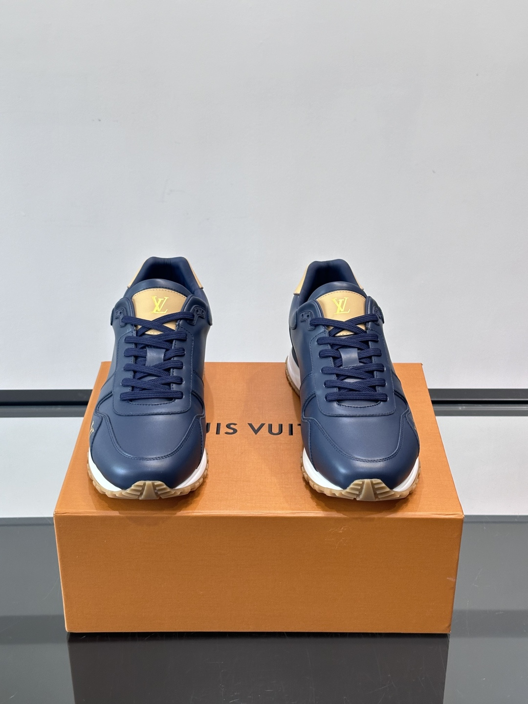 LV Run Away男士运动鞋，小牛皮面料。经Monogram图案，深蓝白配色超百搭！橡胶鞋底抓地力强