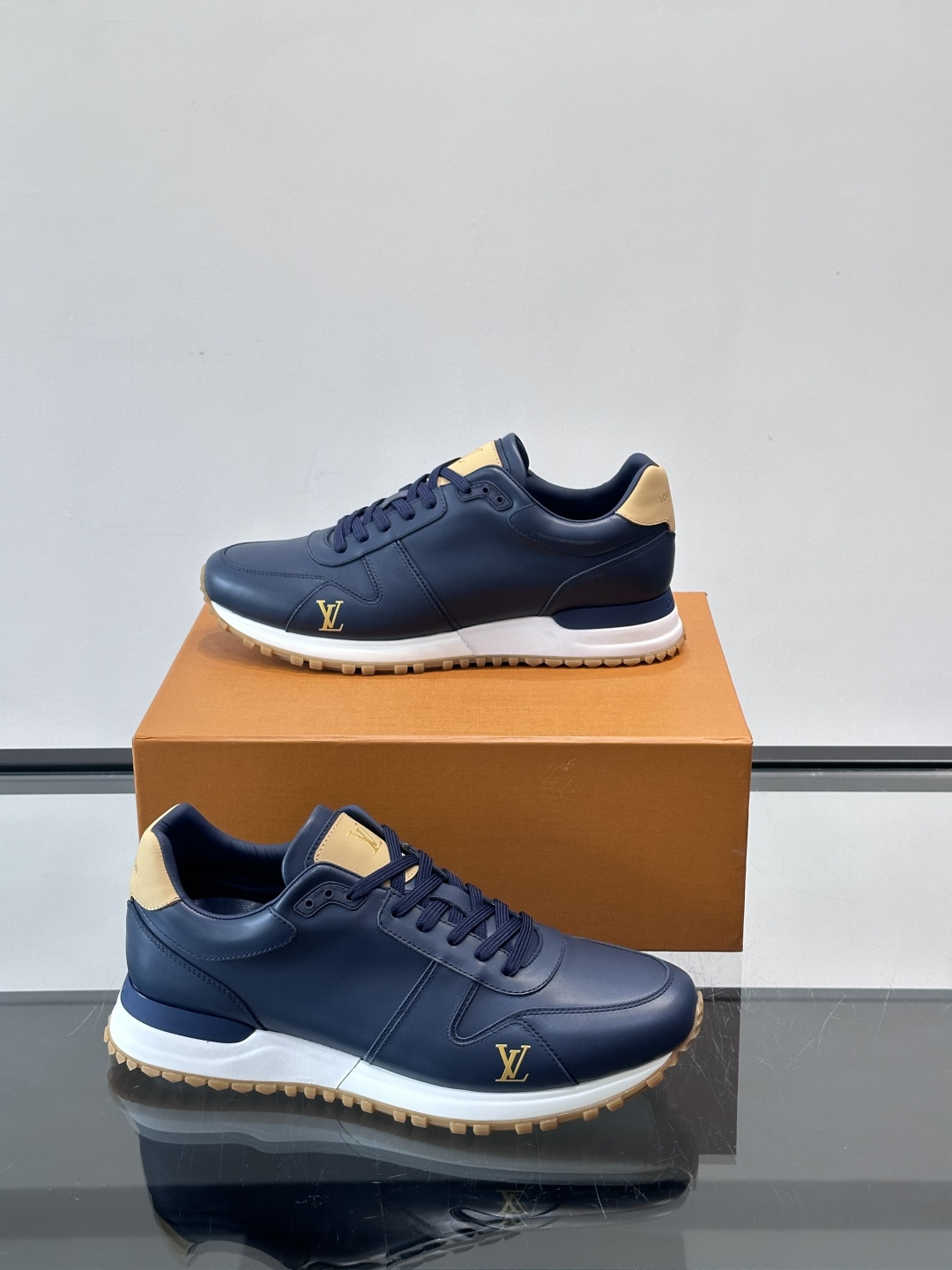 LV Run Away男士运动鞋，小牛皮面料。经Monogram图案，深蓝白配色超百搭！橡胶鞋底抓地力强