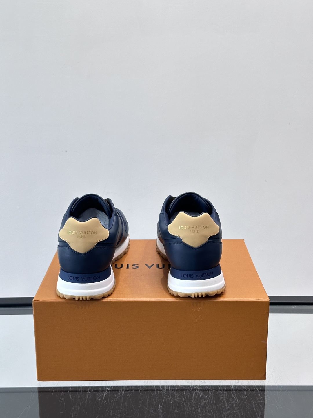 LV Run Away男士运动鞋，小牛皮面料。经Monogram图案，深蓝白配色超百搭！橡胶鞋底抓地力强