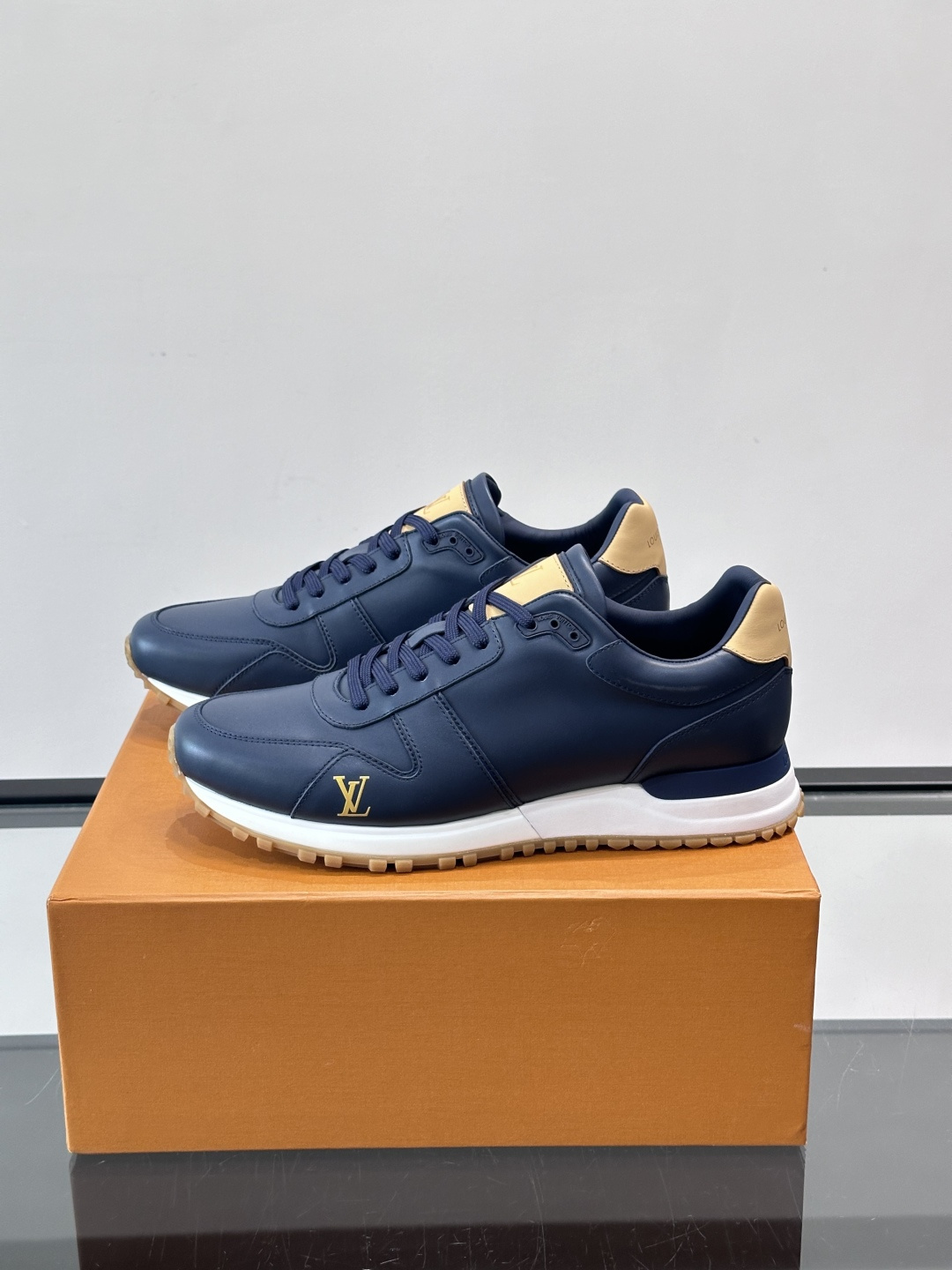 LV Run Away男士运动鞋，小牛皮面料。经Monogram图案，深蓝白配色超百搭！橡胶鞋底抓地力强