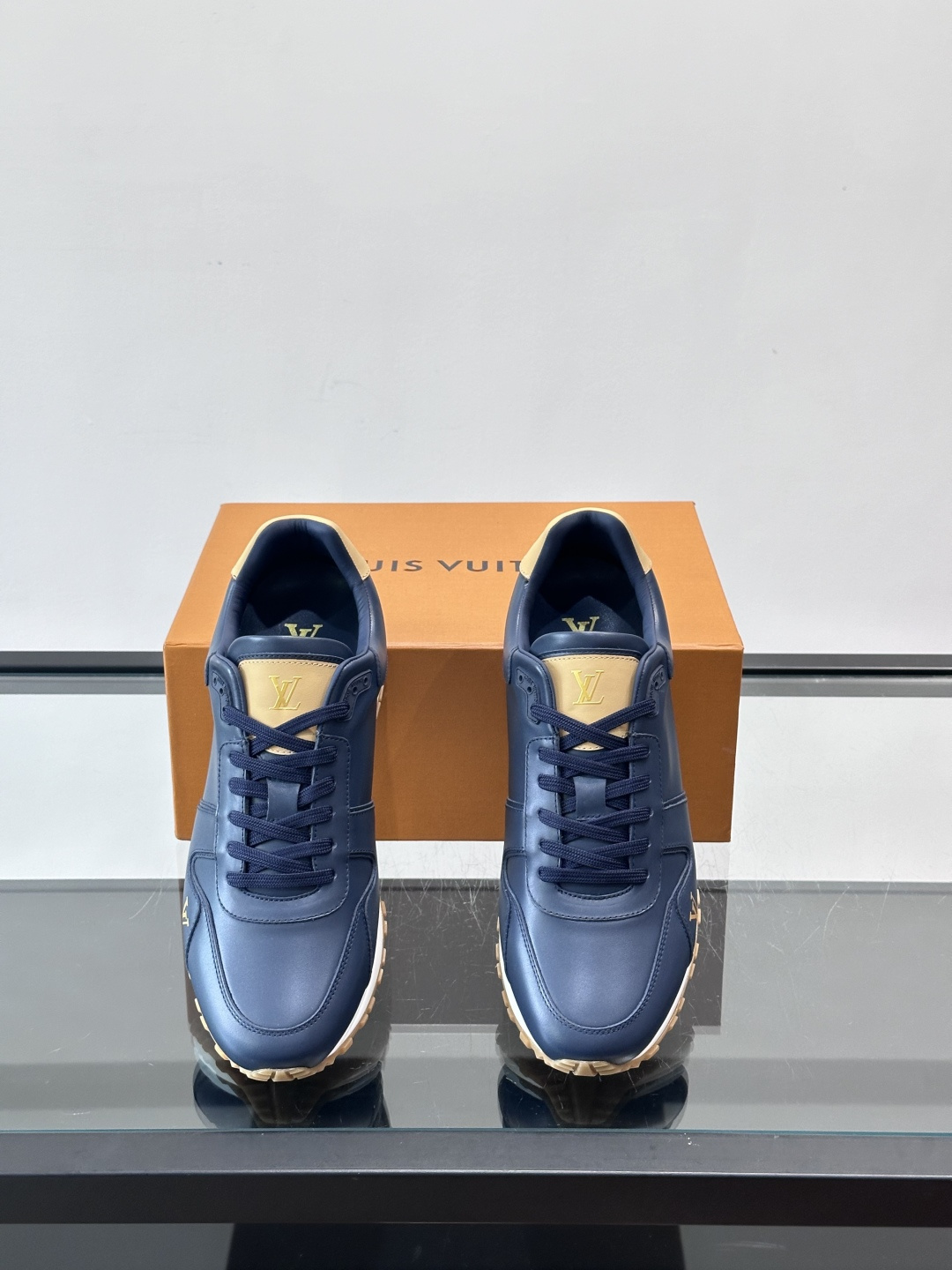 LV Run Away男士运动鞋，小牛皮面料。经Monogram图案，深蓝白配色超百搭！橡胶鞋底抓地力强