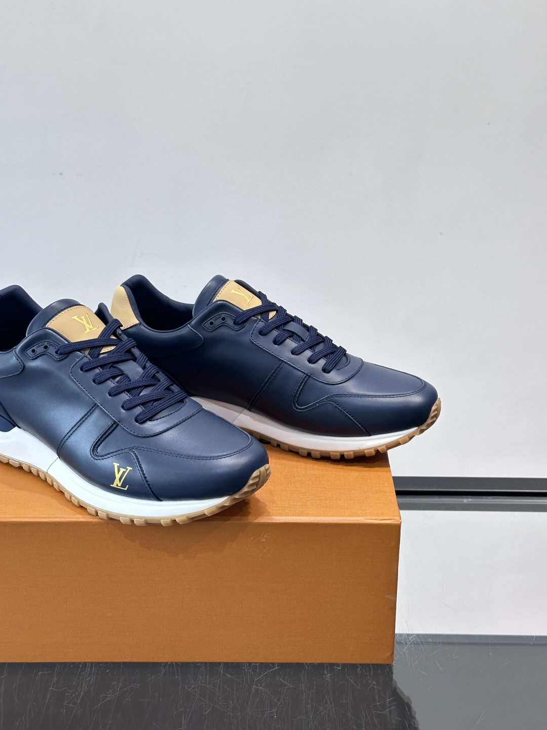 LV Run Away男士运动鞋，小牛皮面料。经Monogram图案，深蓝白配色超百搭！橡胶鞋底抓地力强