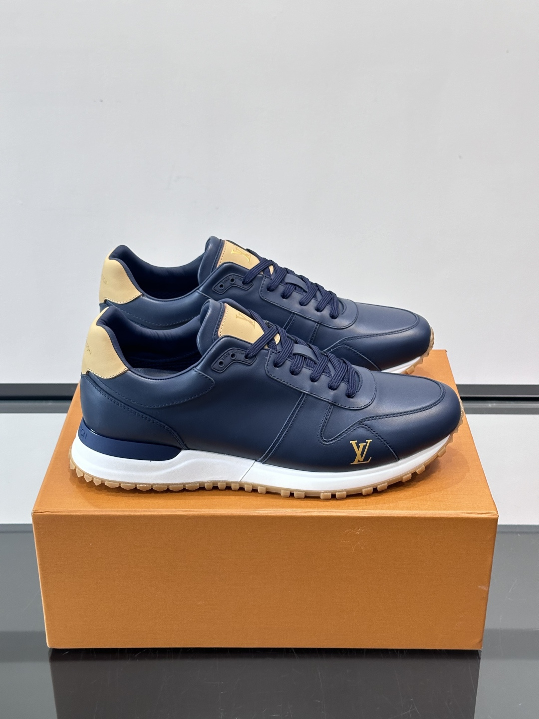 LV Run Away男士运动鞋，小牛皮面料。经Monogram图案，深蓝白配色超百搭！橡胶鞋底抓地力强