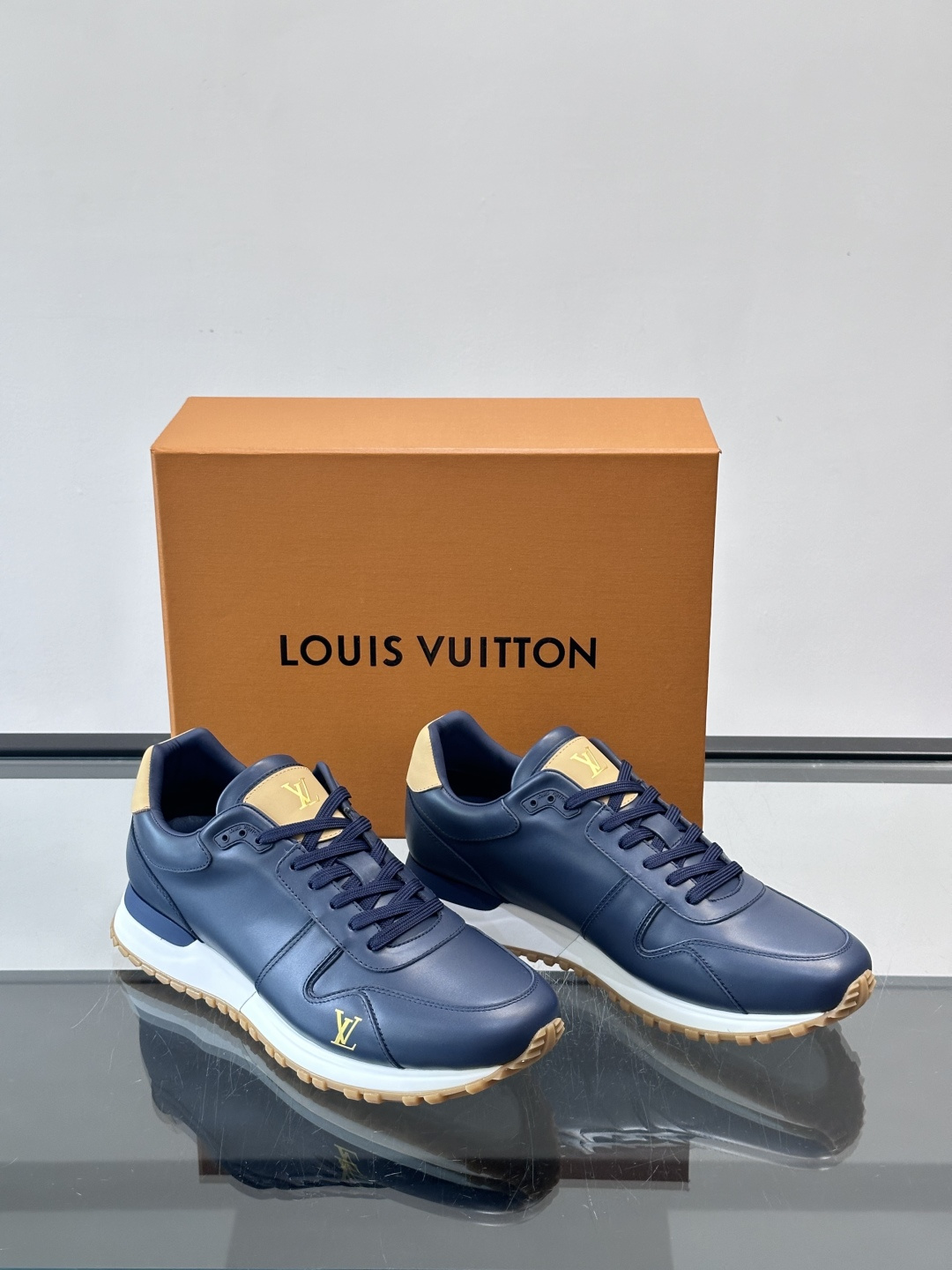 LV Run Away男士运动鞋，小牛皮面料。经Monogram图案，深蓝白配色超百搭！橡胶鞋底抓地力强