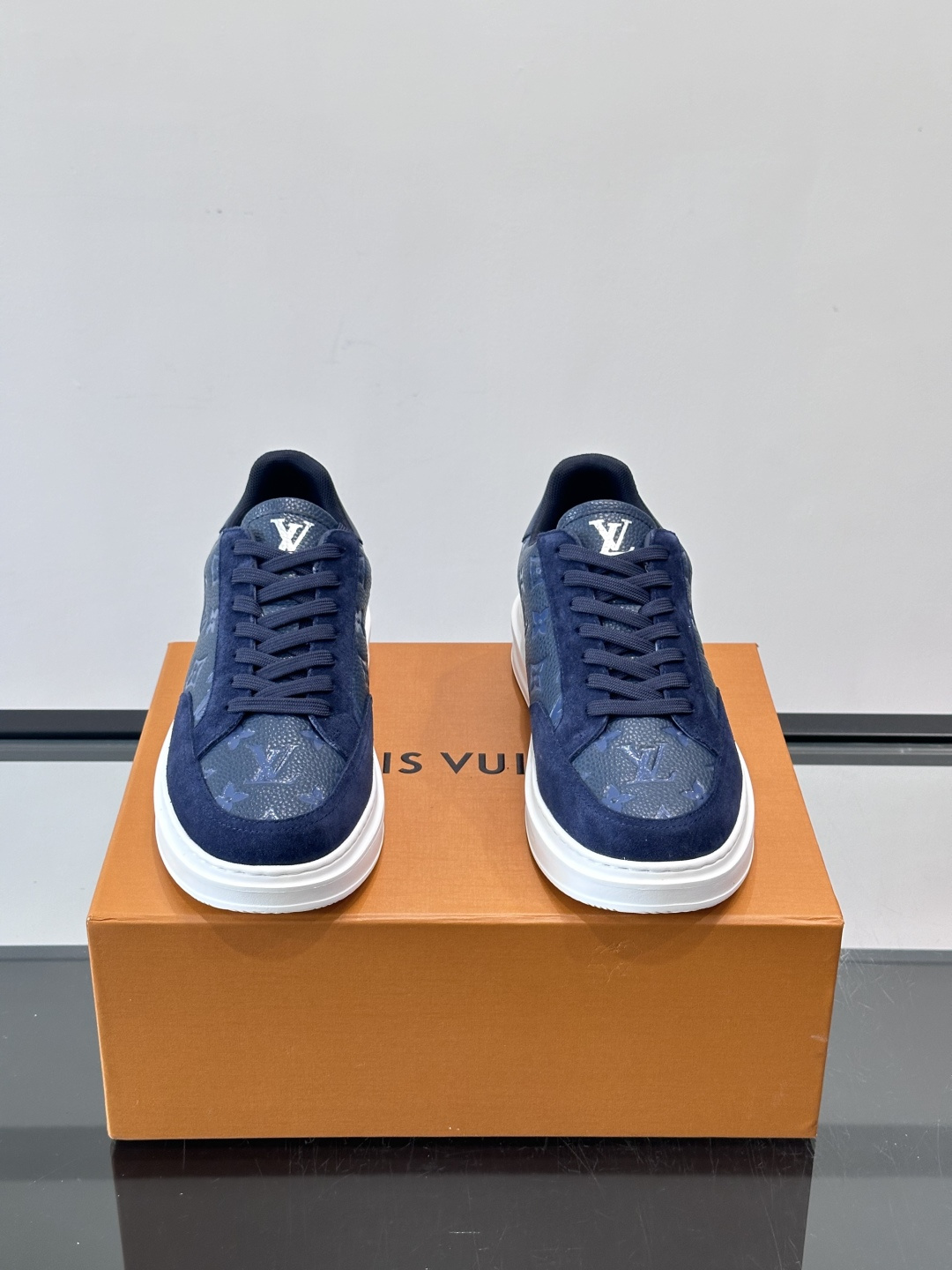 LV Beverly男士休闲鞋，经典Monogram老花压纹+黑色绒面，质感细腻又高级；。厚底设计悄悄增