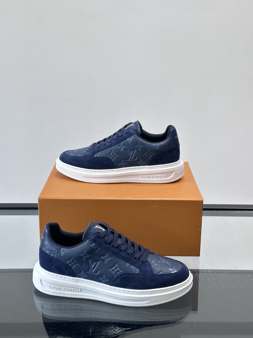 LV Beverly男士休闲鞋，经典Monogram老花压纹+黑色绒面，质感细腻又高级；。厚底设计悄悄增