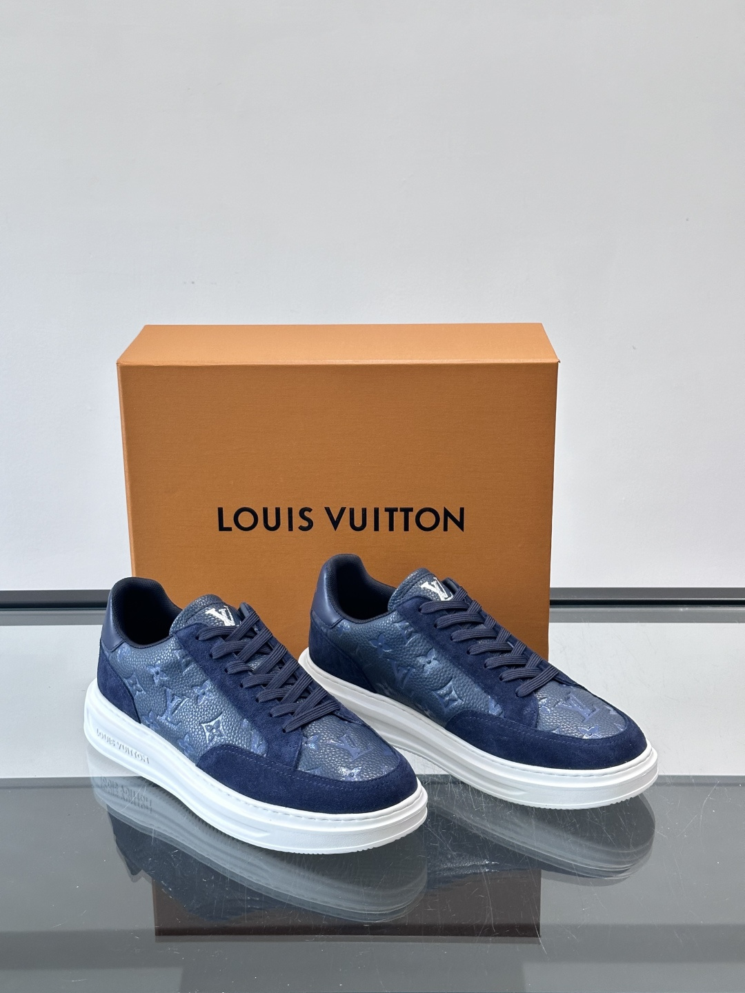 LV Beverly男士休闲鞋，经典Monogram老花压纹+黑色绒面，质感细腻又高级；。厚底设计悄悄增