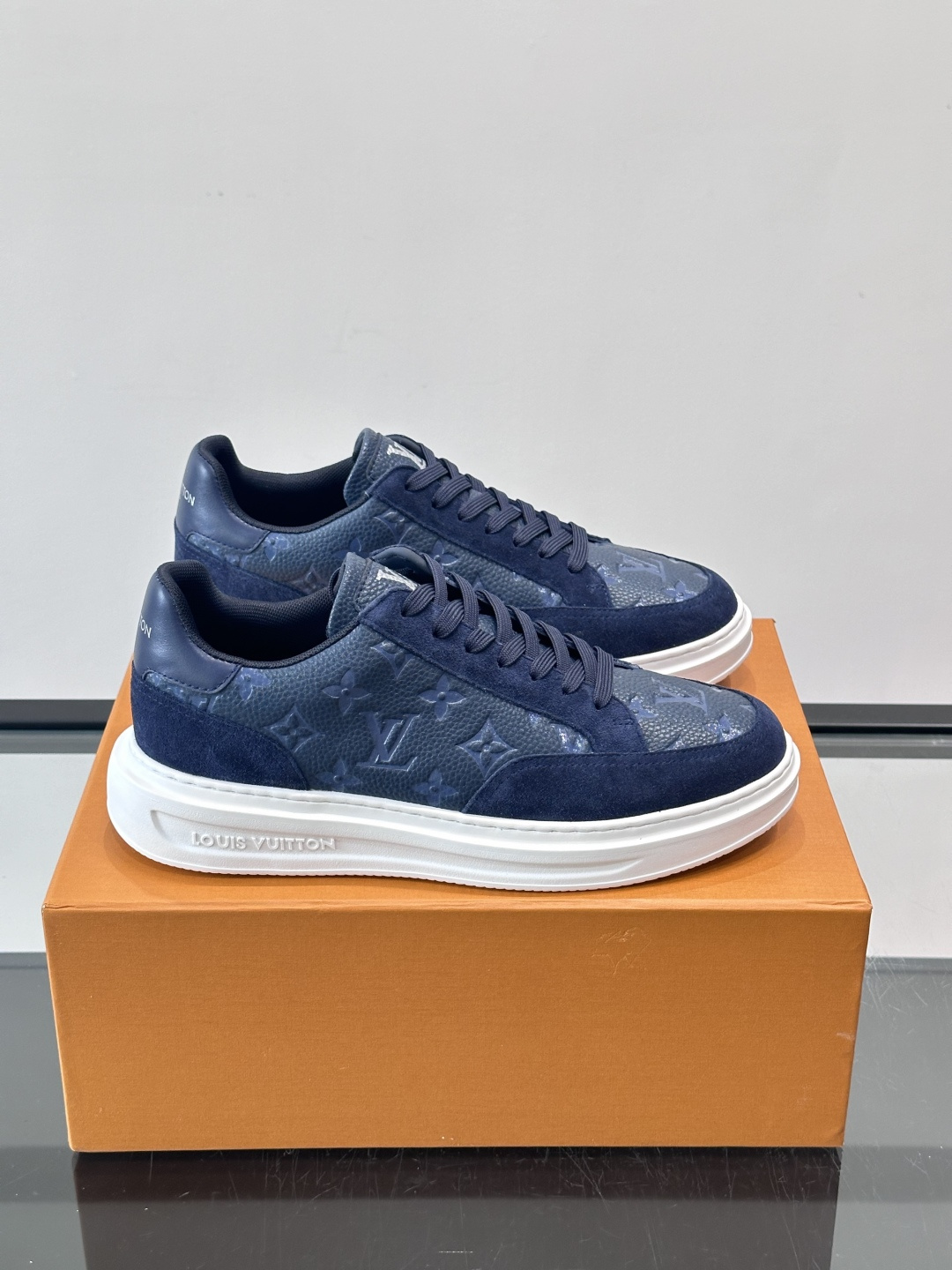 LV Beverly男士休闲鞋，经典Monogram老花压纹+黑色绒面，质感细腻又高级；。厚底设计悄悄增