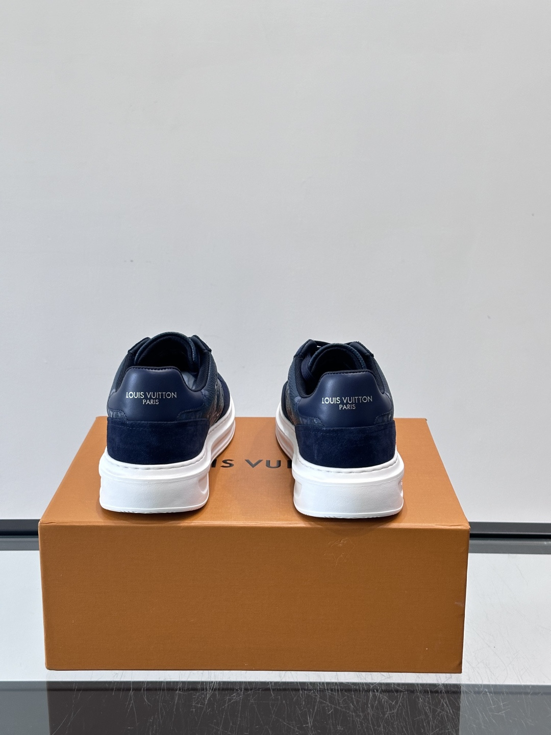 LV Beverly男士休闲鞋，经典Monogram老花压纹+黑色绒面，质感细腻又高级；。厚底设计悄悄增