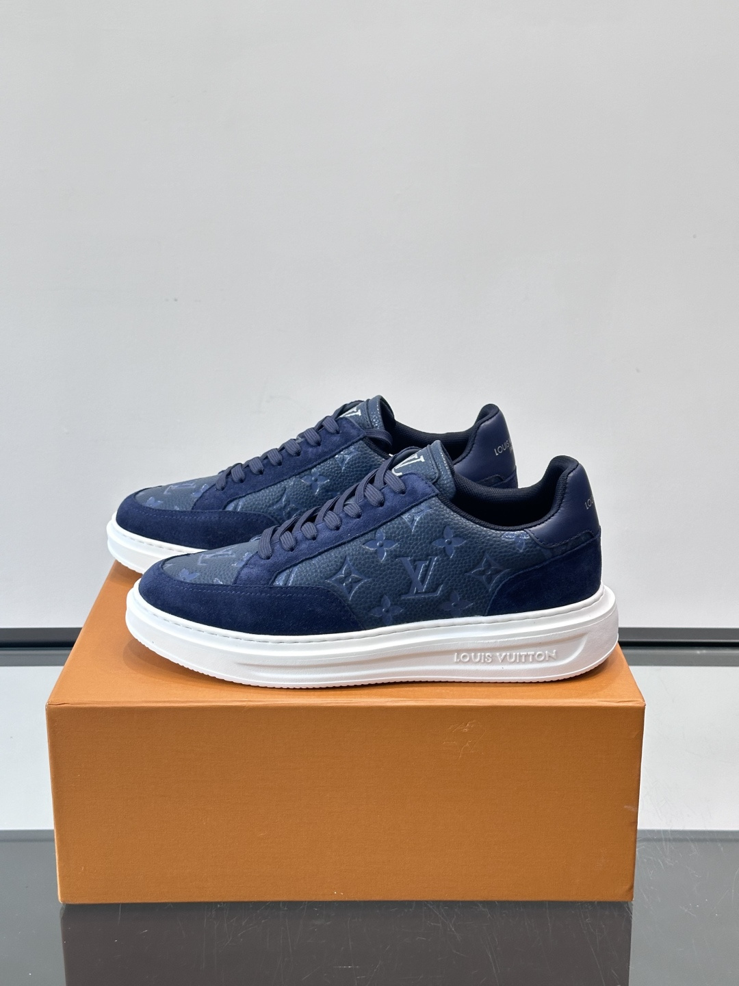 LV Beverly男士休闲鞋，经典Monogram老花压纹+黑色绒面，质感细腻又高级；。厚底设计悄悄增