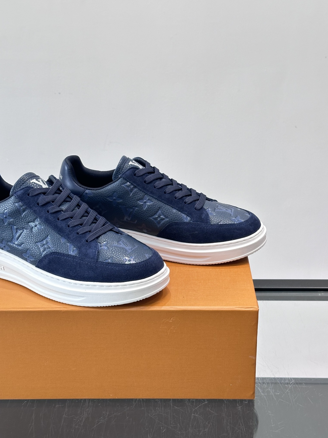 LV Beverly男士休闲鞋，经典Monogram老花压纹+黑色绒面，质感细腻又高级；。厚底设计悄悄增