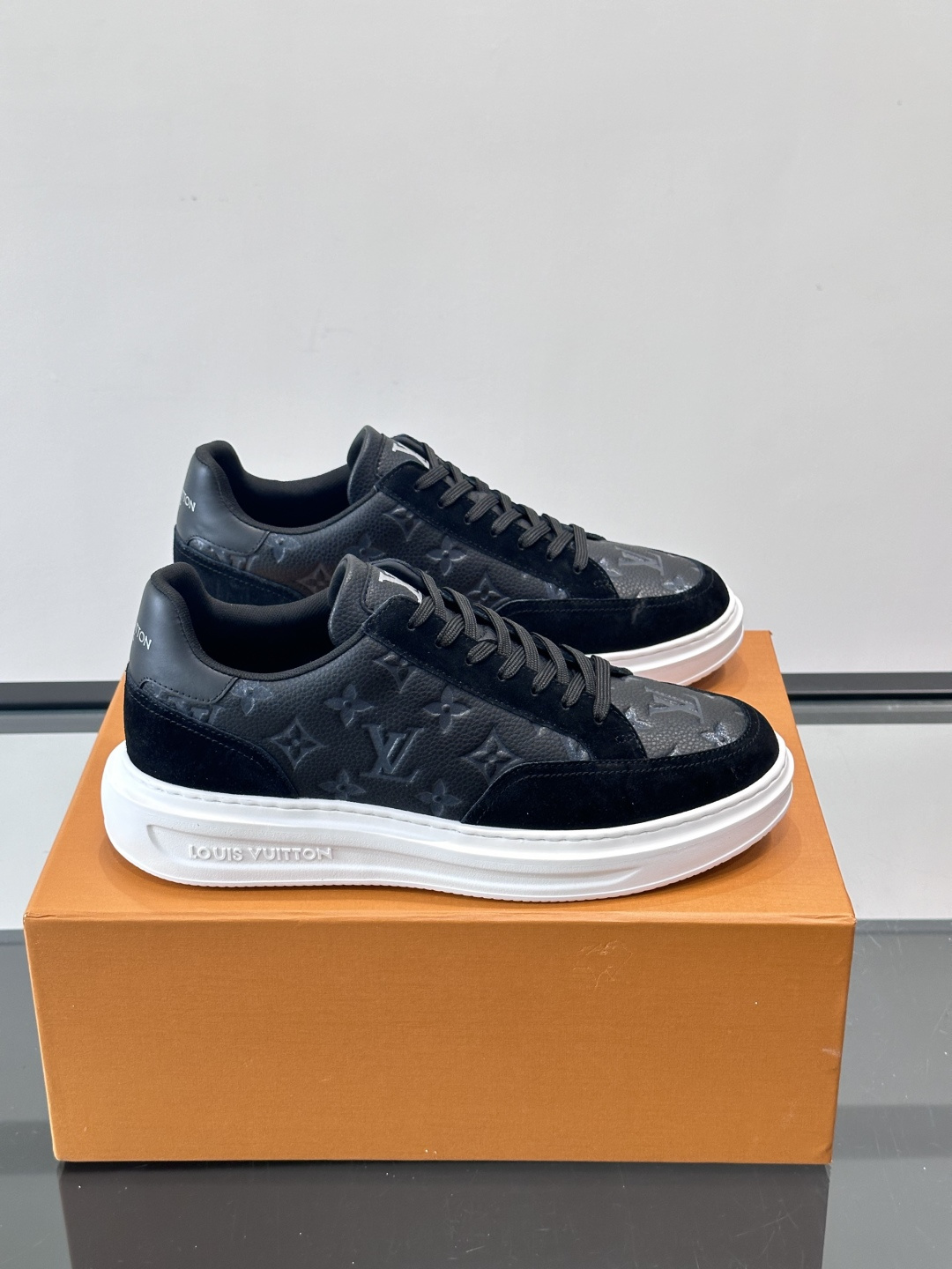 LV Beverly男士休闲鞋，经典Monogram老花压纹+黑色绒面，质感细腻又高级；。厚底设计悄悄增