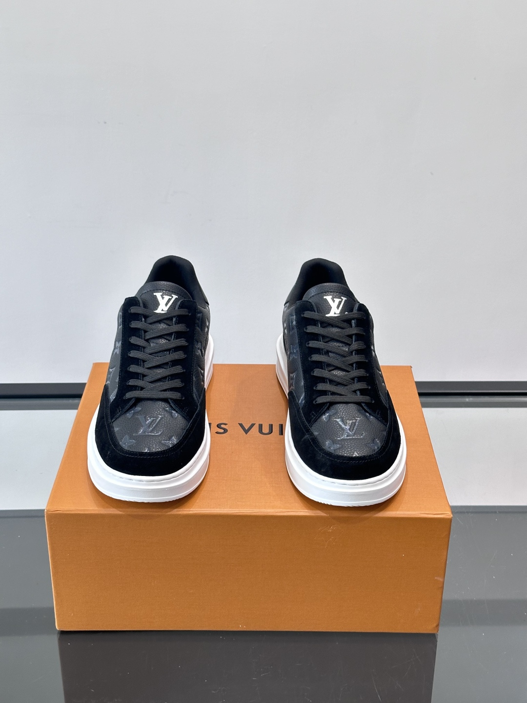 LV Beverly男士休闲鞋，经典Monogram老花压纹+黑色绒面，质感细腻又高级；。厚底设计悄悄增