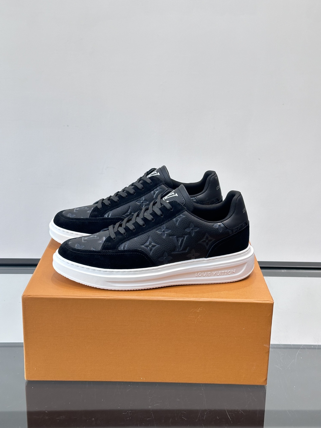 LV Beverly男士休闲鞋，经典Monogram老花压纹+黑色绒面，质感细腻又高级；。厚底设计悄悄增