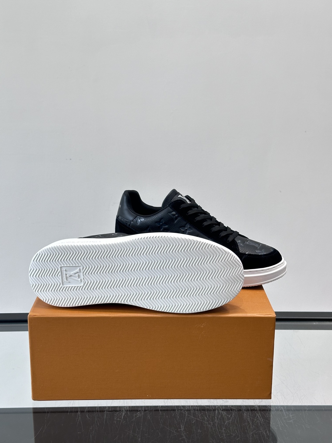 LV Beverly男士休闲鞋，经典Monogram老花压纹+黑色绒面，质感细腻又高级；。厚底设计悄悄增