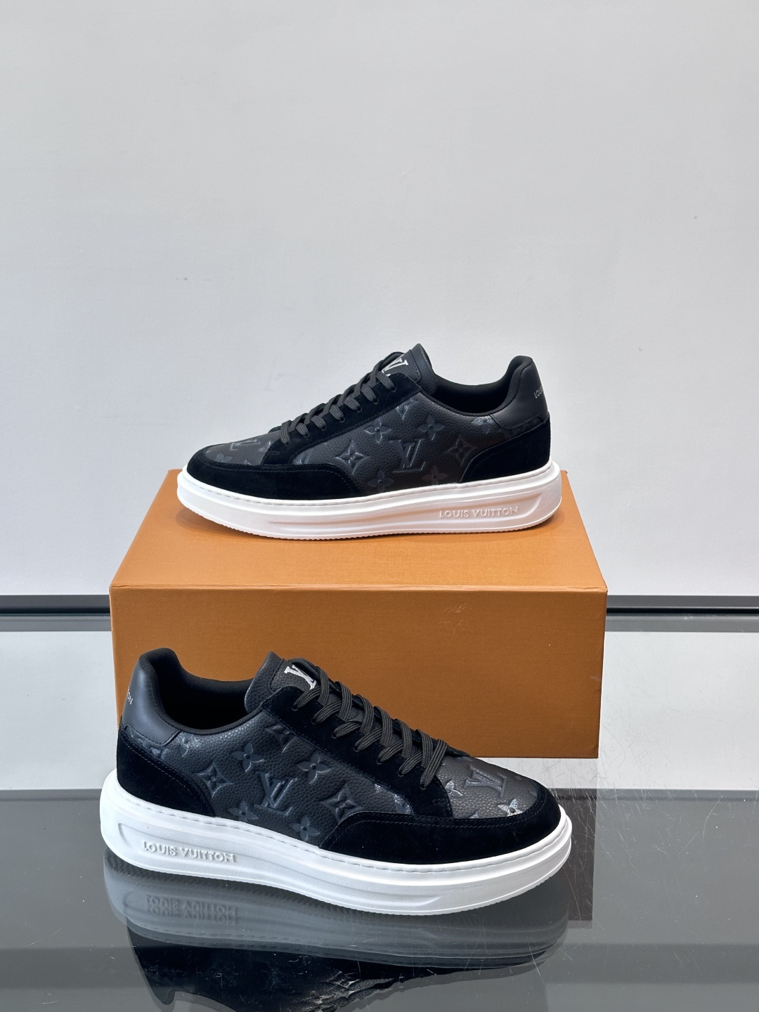 LV Beverly男士休闲鞋，经典Monogram老花压纹+黑色绒面，质感细腻又高级；。厚底设计悄悄增