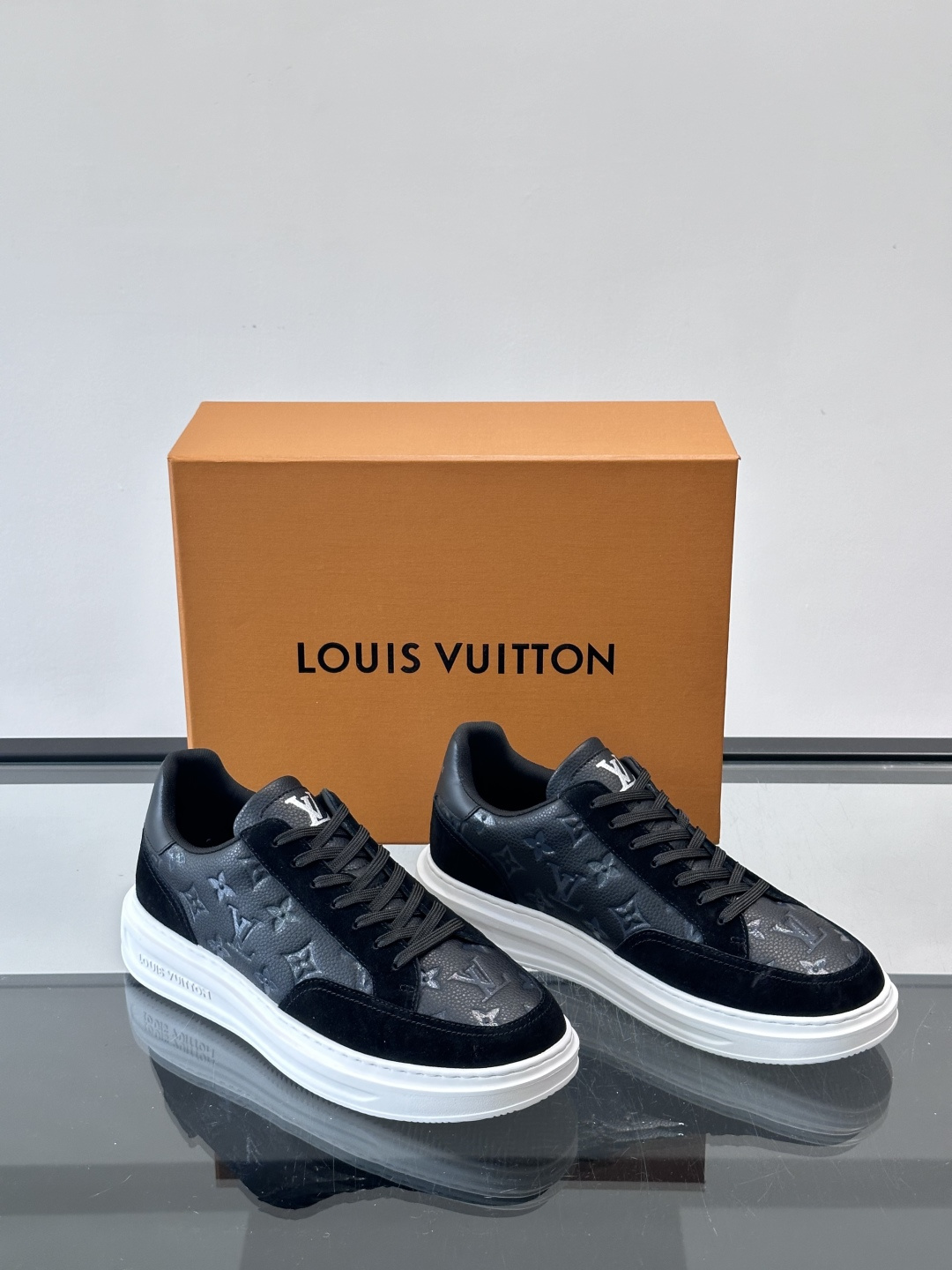 LV Beverly男士休闲鞋，经典Monogram老花压纹+黑色绒面，质感细腻又高级；。厚底设计悄悄增