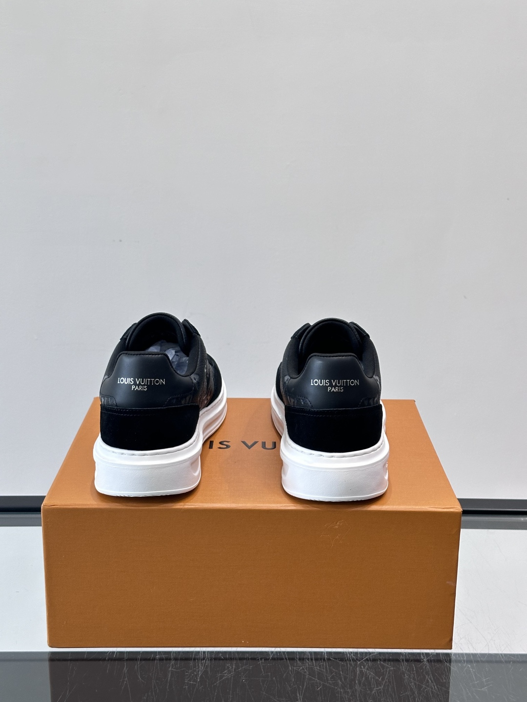 LV Beverly男士休闲鞋，经典Monogram老花压纹+黑色绒面，质感细腻又高级；。厚底设计悄悄增