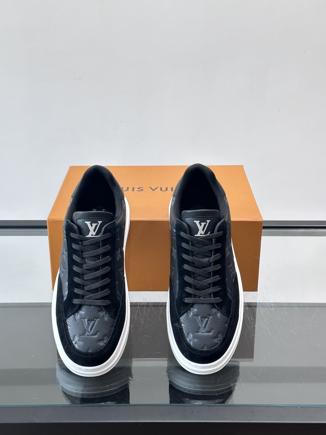 LV Beverly男士休闲鞋，经典Monogram老花压纹+黑色绒面，质感细腻又高级；。厚底设计悄悄增