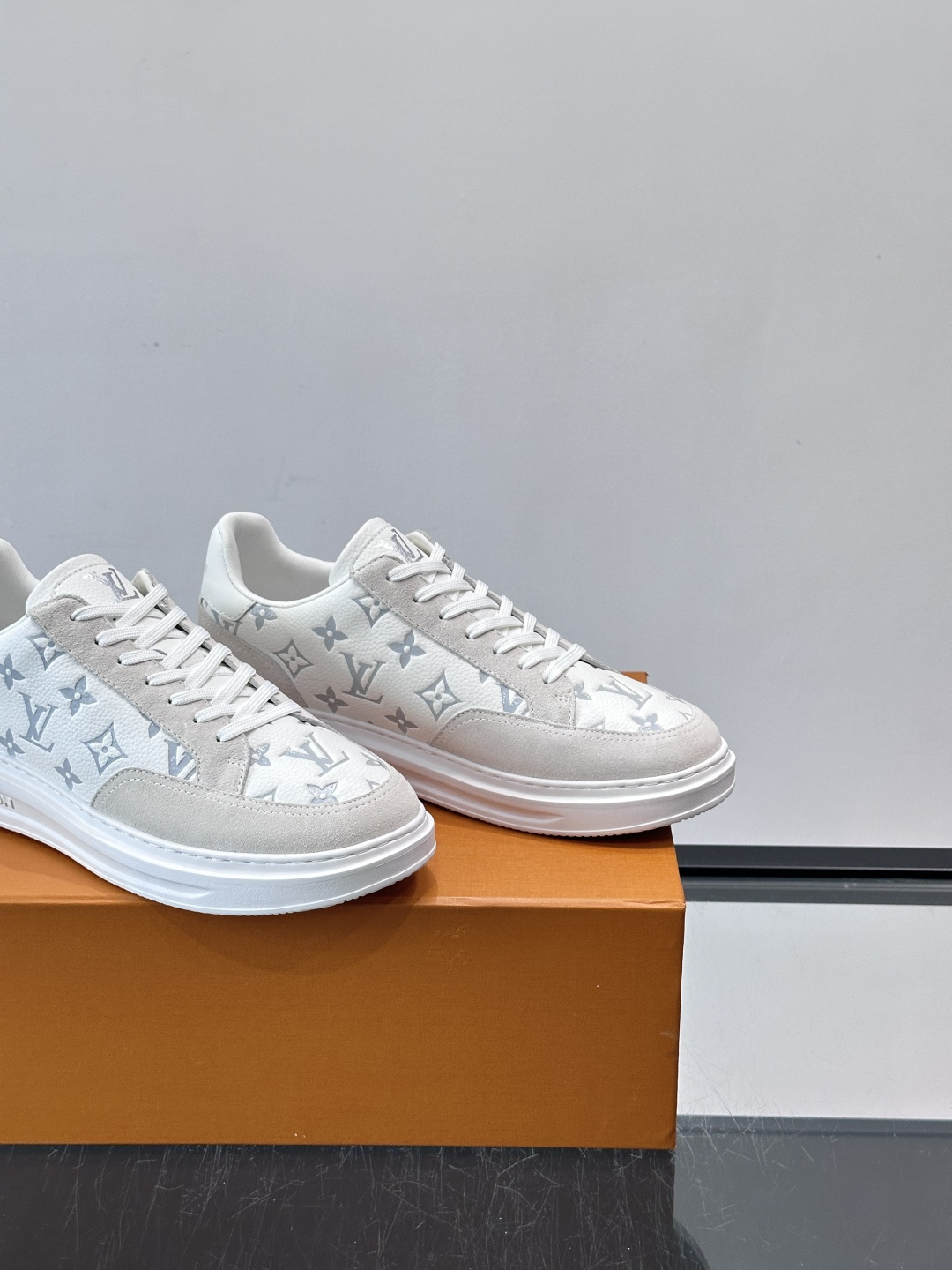 LV Beverly男士休闲鞋，经典Monogram老花压纹+黑色绒面，质感细腻又高级；。厚底设计悄悄增