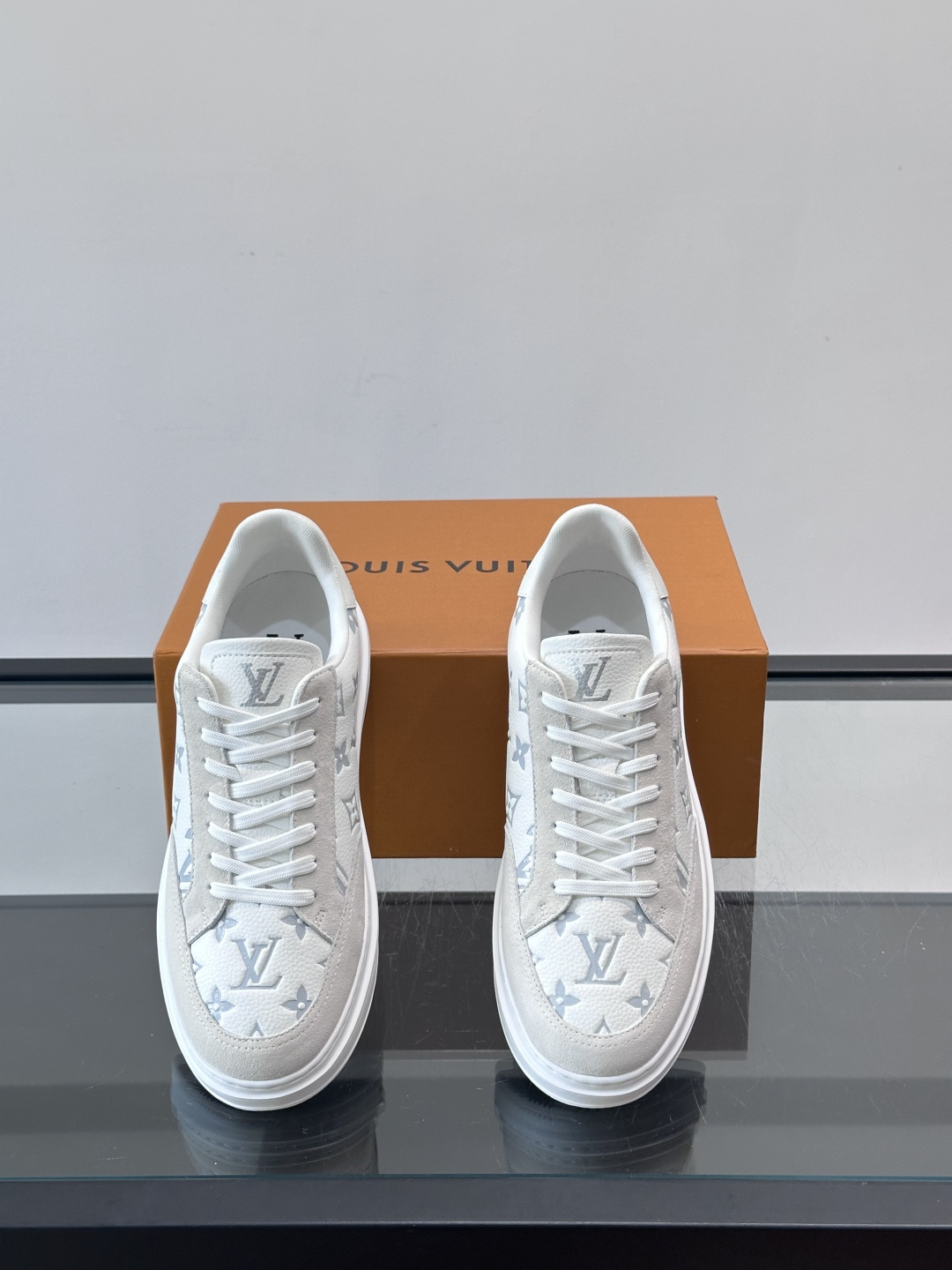 LV Beverly男士休闲鞋，经典Monogram老花压纹+黑色绒面，质感细腻又高级；。厚底设计悄悄增