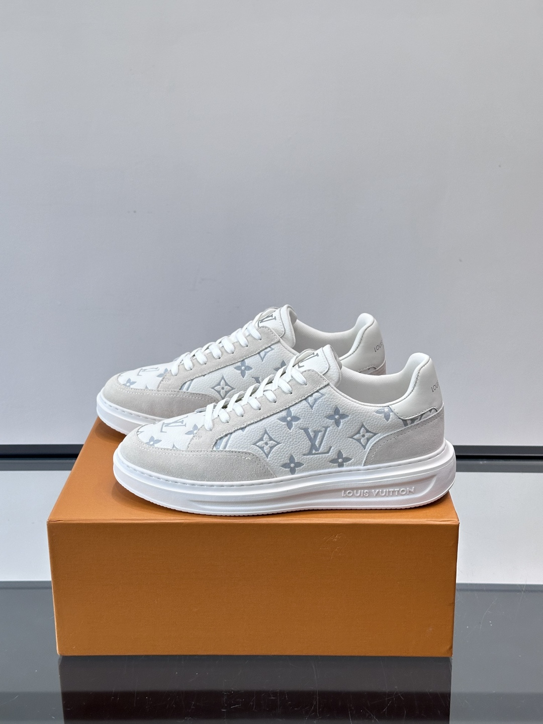 LV Beverly男士休闲鞋，经典Monogram老花压纹+黑色绒面，质感细腻又高级；。厚底设计悄悄增