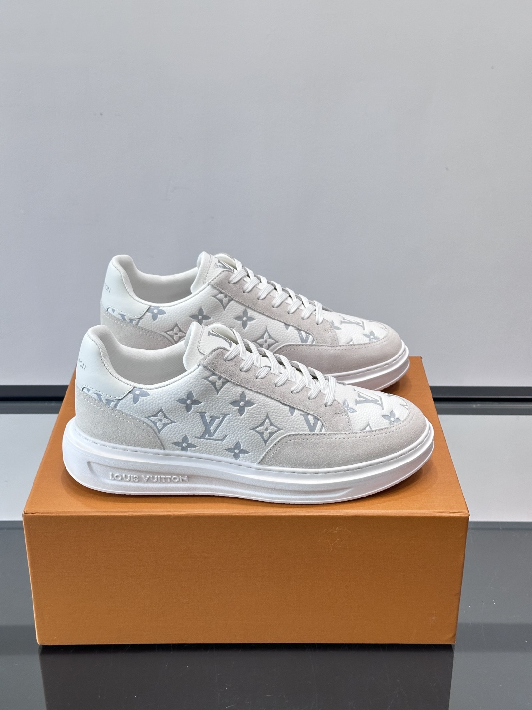 LV Beverly男士休闲鞋，经典Monogram老花压纹+黑色绒面，质感细腻又高级；。厚底设计悄悄增