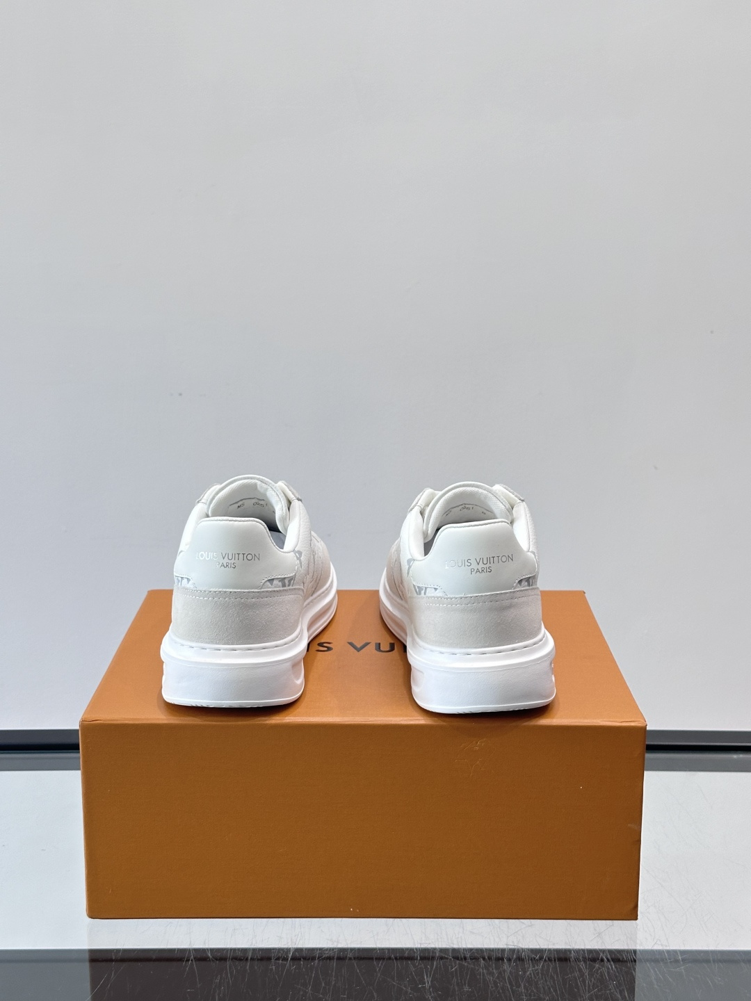 LV Beverly男士休闲鞋，经典Monogram老花压纹+黑色绒面，质感细腻又高级；。厚底设计悄悄增