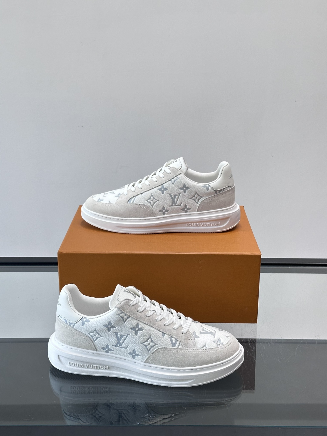 LV Beverly男士休闲鞋，经典Monogram老花压纹+黑色绒面，质感细腻又高级；。厚底设计悄悄增