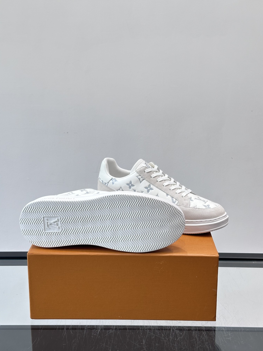 LV Beverly男士休闲鞋，经典Monogram老花压纹+黑色绒面，质感细腻又高级；。厚底设计悄悄增